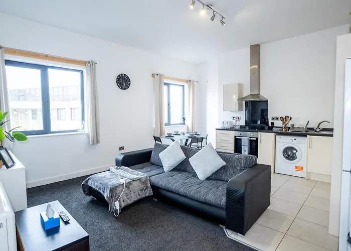 Quay House - Salford - 2Bdr Sleeps 7, Spacious & Quiet - Free Parking - Close To City Centre, United & The Lowry